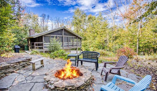 Chalet Near Downtown, Firepit, Dog Friendly, Grill