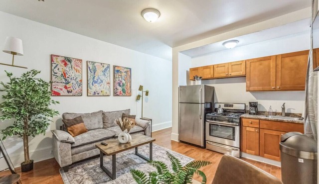 Charming 1/1 | Center City | Sleeps 4 | Fast WiFi