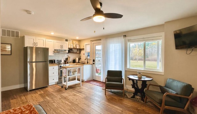 Charming 1 bedbath Suite in waterfront Cottage