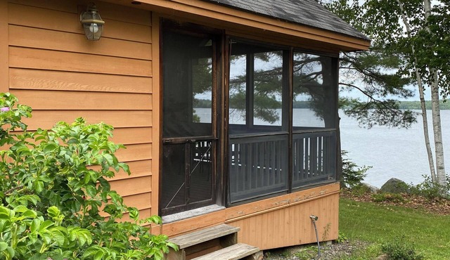 Charming 1-bedroom lakeside cottage with WiFi and AC in welcoming Smithfield
