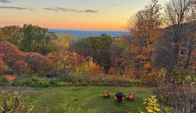 Charming 1850s Ski Retreat Mountain Views Pet Friendly!