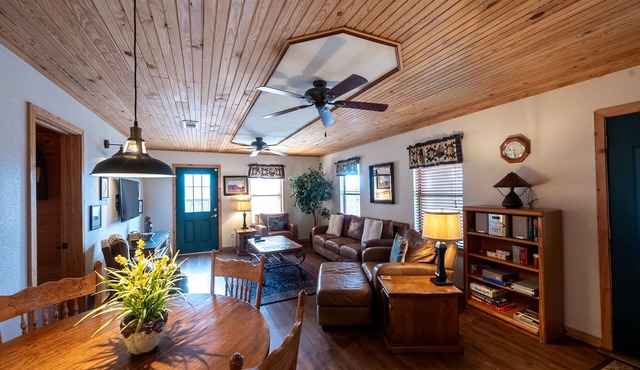 Charming 2-bedroom cabin with WiFi, AC in peaceful Eureka Springs