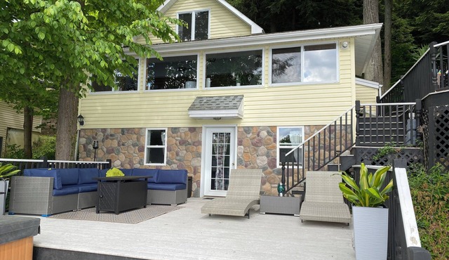Charming 2-bedroom cottage on Loon Lake.