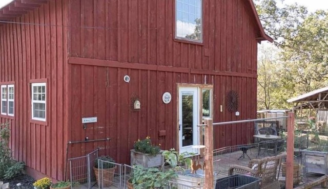 Charming 2-bedroom farmhouse with WiFi, AC in gorgeous Waldron.
