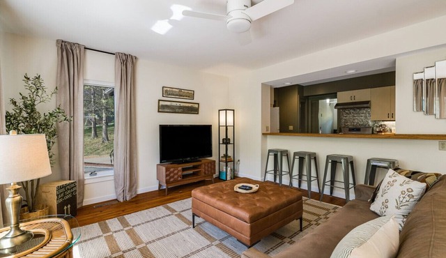 Charming 2BR Hideaway Near Downtown Lexington