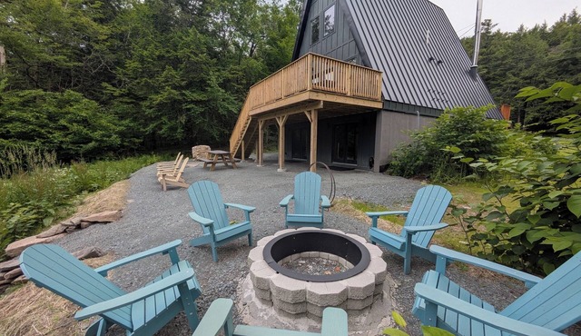 Charming 3-bedroom chalet in marvelous Livingston Manor with a majestic Stream