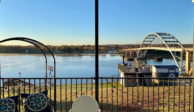 Charming 3 bedroom cottage on the Arkansas River MAX occupancy is 6 adults