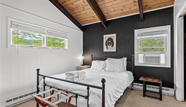 Charming 3-bedroom farmhouse with hot tub in the Catskills