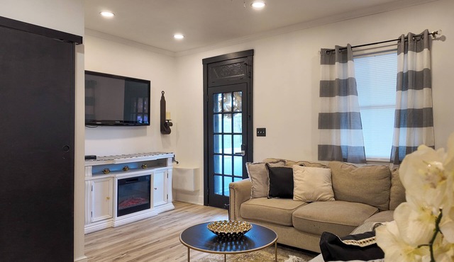 Charming 3-bedroom house close to events, popular attractions, and restaurants.