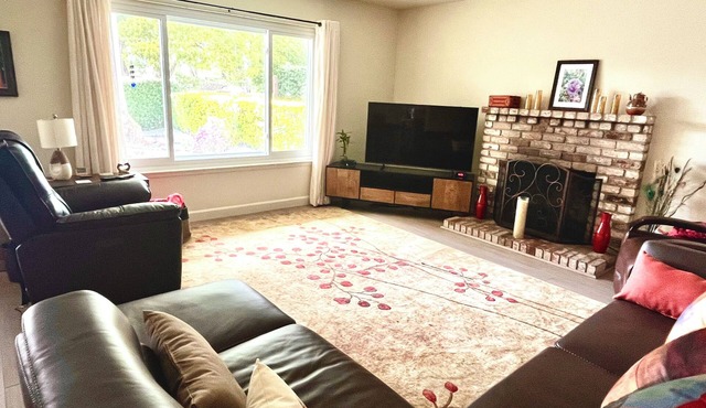 Charming 3-bedroom house with WiFi and AC half mile from beach in lovely Montara