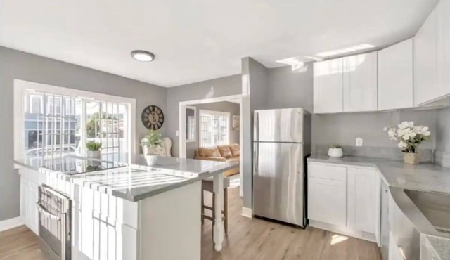 Charming 3-bedroom house with WiFi and AC in Oakland