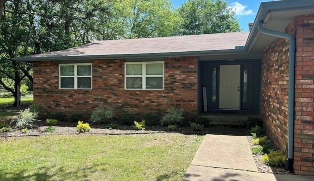 Charming 3-bedroom house with AC and WiFi in Bentonville