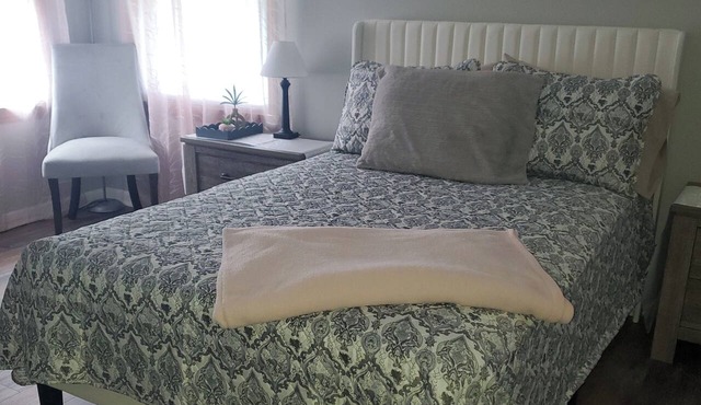 Charming 3B, 1& 1/2 Bath ranch house. Sleeps 6. Full AC. Near SUNY Fredonia.
