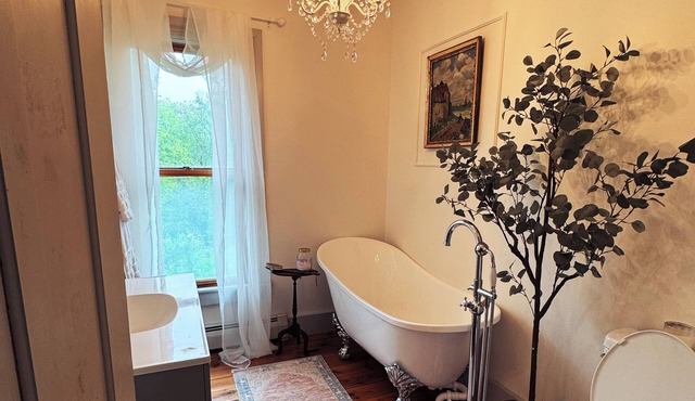 Charming 4-bedroom farmhouse in brilliant Franklin with AC