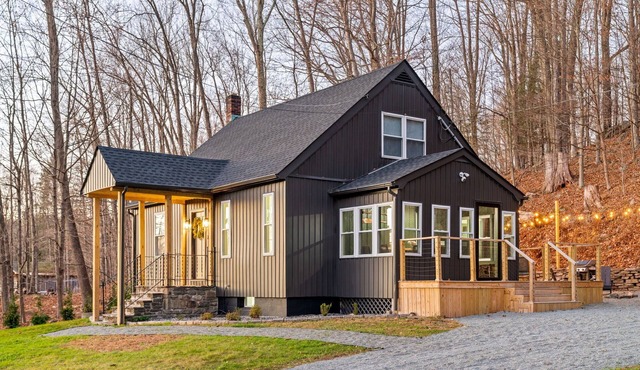 Charming 4-bedroom house with HOT TUB, SAUNA and Play Area in Newfoundland
