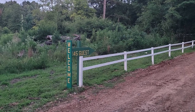 Charming 5-bdrm hotel with AC, WiFi in serene Fulton, Arkansas. Private baths.
