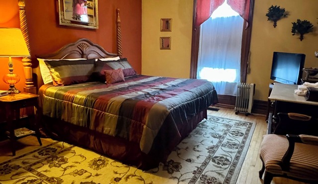 Charming 6-bedroom bed & breakfast in Boonville NY, with amazing views!