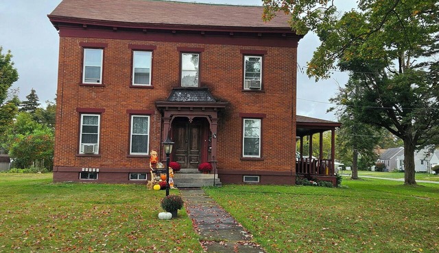 Charming Adirondack-Inspired 2nd Floor-2BR/Near Wynn, Nexus and Downtown.