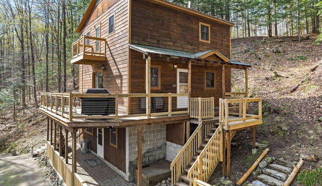 Charming cabin with three river-view decks & private setting