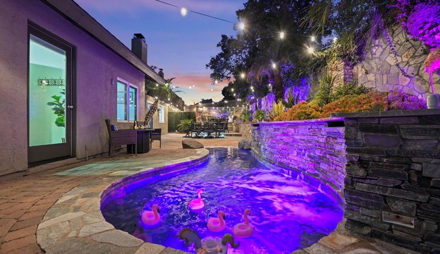 Charming Coastal Escape: Resort-Style Walk-In Spa