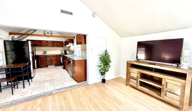 Charming cottage in beautiful Redding minutes from Ridgefield, Wilton & Danbury