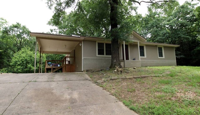 Charming Cottage Nestled Amidst Trees in Hot Springs, Arkansas