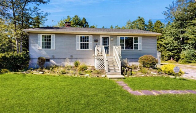 Charming cottage near the beach with balcony, deck, grill, fireplace - dogs OK