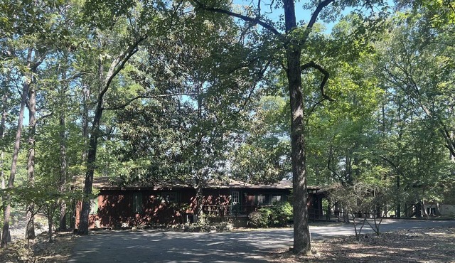 Charming Historic Cabin for Group Getaway with Hot Tub and Resort Amenities on Lake Ouachita, Arkansas