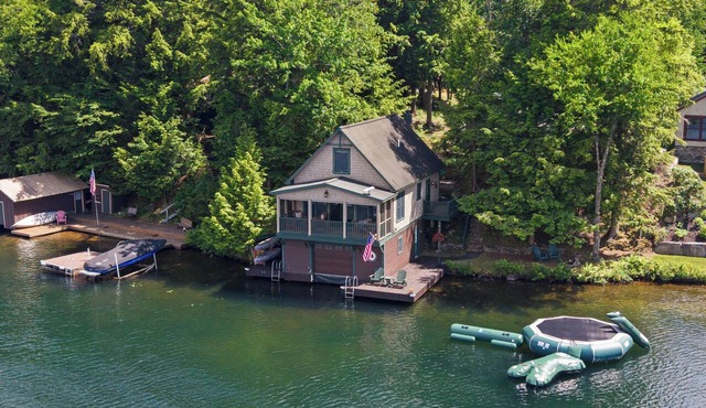 Charming Lakeside Little Evergreen Cottage on White Lake