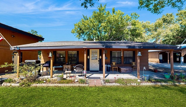 Charming retreat house with cozy living spaces, jetted tub, and Pet-friendly in Eufaula
