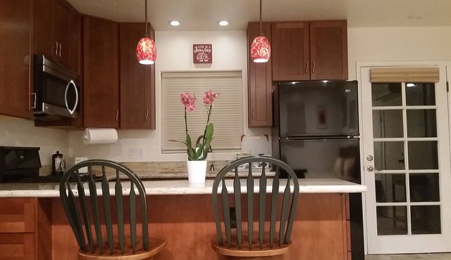 Charming Studio Cottage in fabulous San Diego with all amenities!