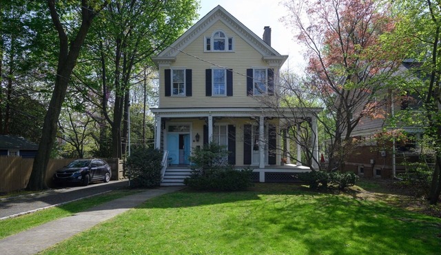 Charming & stylish Victorian Farmhouse with lots of amenities!