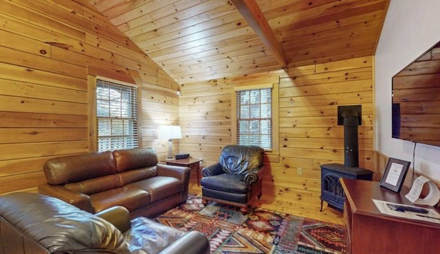 Charming two-bedroom dog-friendly cabin w/firepit, near outside activities