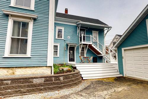 Charming upstairs duplex with fast WiFi, partial AC, & walkable location