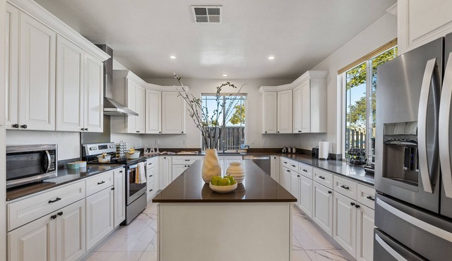 Chef's Kitchen 4 bed w/King Suite & Backyard