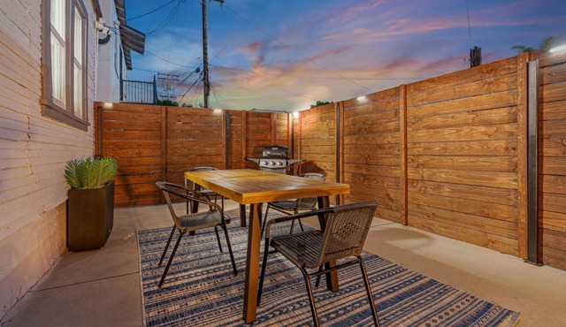 Chic Oasis Studio: Minutes to Downtown & Beaches