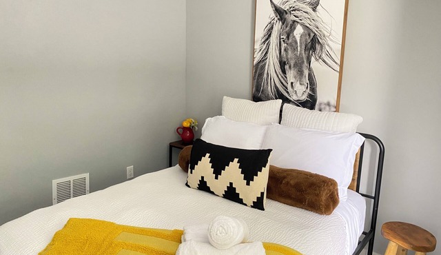 Chic Spacious Downtown Home - 5 Mins To Frederick Health Hospital & Fort Detrick