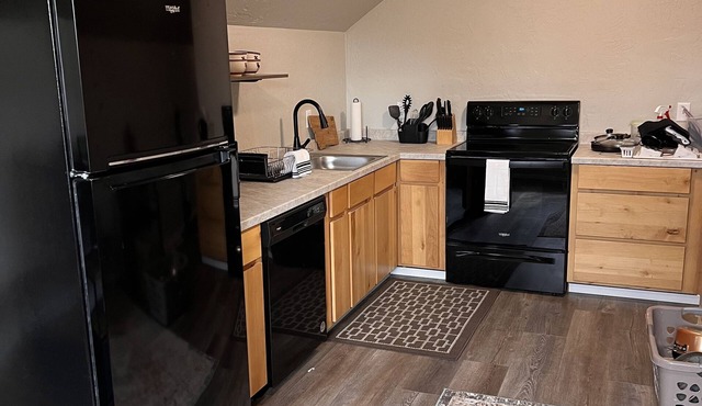 Clean and Cozy; convenient to local wedding venues and Flathead Lake.