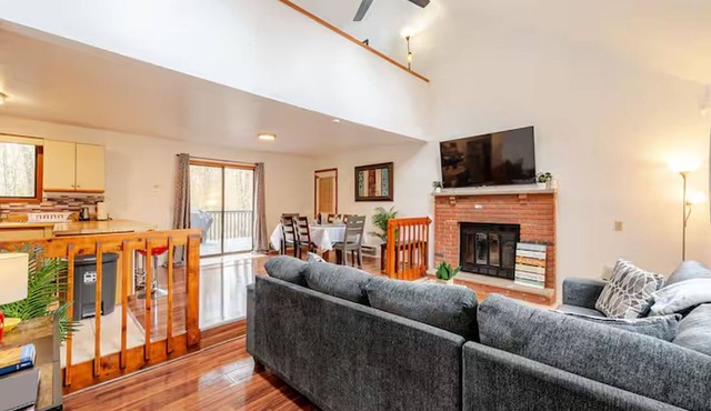 Clean, comfy & quiet Poconos Chalet