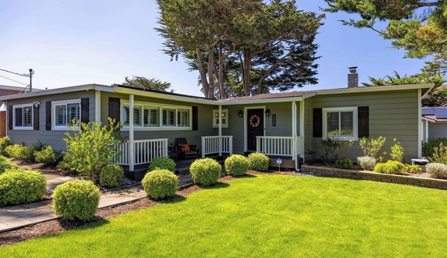 Coastal Charm: Inviting 3 BR Montara Home