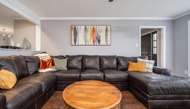 Colleens Corner Captivating 4bed 2.5 bath in Charming Neighborhood