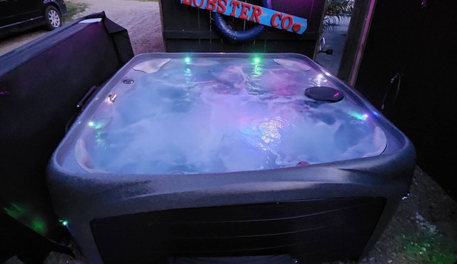 Comfortable 1 bedroom apt with hot tub access.
