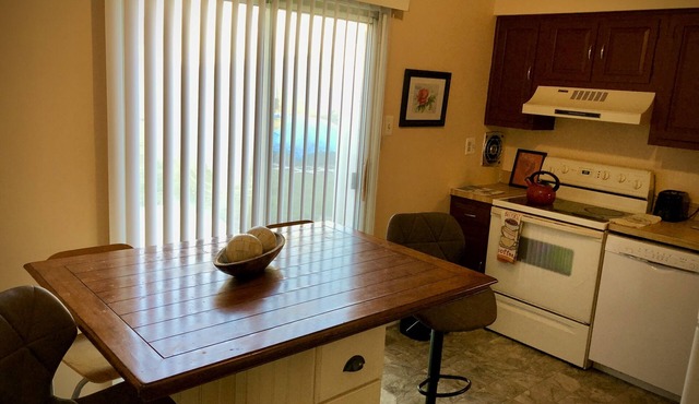 Comfortable 2 Bedroom TownHome/Apt - Large Yard
