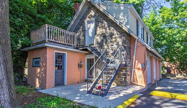 Comfy 1 BR Hide Away Apt w/Garage Parking