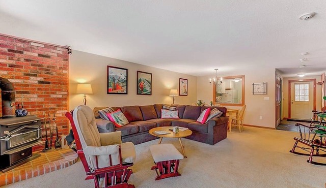 Condo w/gorgeous Cranmore view, shared pool/tennis, AC & WiFi - near town