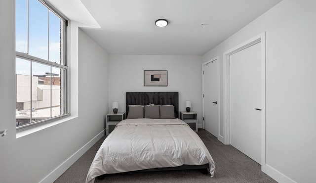 Contemporary 2BR near dining and transit