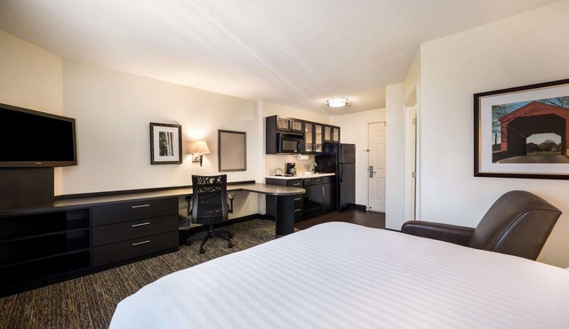 Convenient Silicon Valley Accommodation! Suite with Private Full Kitchen!