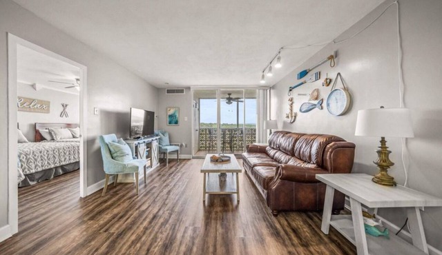Conveniently located cozy, 1BR/1BA weekend getaway w/lakefront view!
