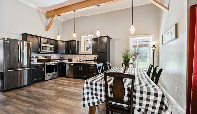 Country Farmhouse | Large Parking 4 bed/2 bath