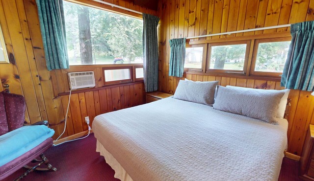 Cozy 1-bedroom hotel room in pleasant Hamilton - #310 Highline